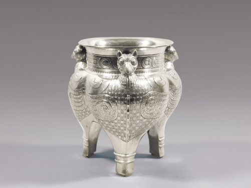 Li–shaped vessel
Cast, repoussé-shaped, chased and polished sterling silver
Hong Kong, Wai Kee Jewellers Ltd., 1980s
Stamped with Wai Kee trademark and collector’s mark
Loan from the Estate of Kwan Sai Tak
 